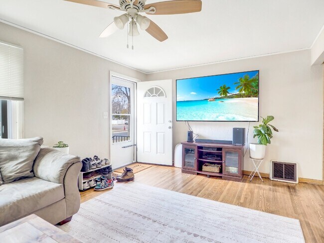 Building Photo - Updated & Pet Friendly 3-Bedroom Home