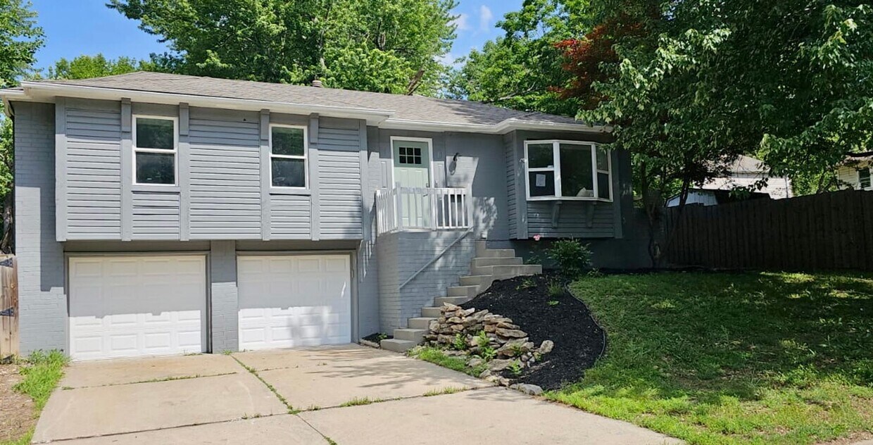 Foto principal - Beautiful Raised Ranch In Kings Ridge Blue...