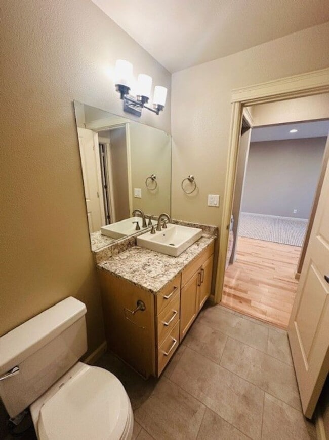 Building Photo - 2Bd/1Ba Bellevue Condo