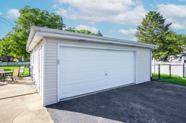 Building Photo - 815 Bronk Rd