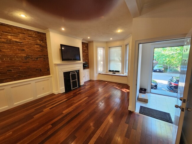 Building Photo - 566 E 5th St