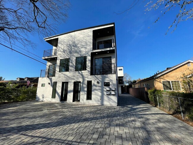 Foto del edificio - 6345 Farmdale Ave