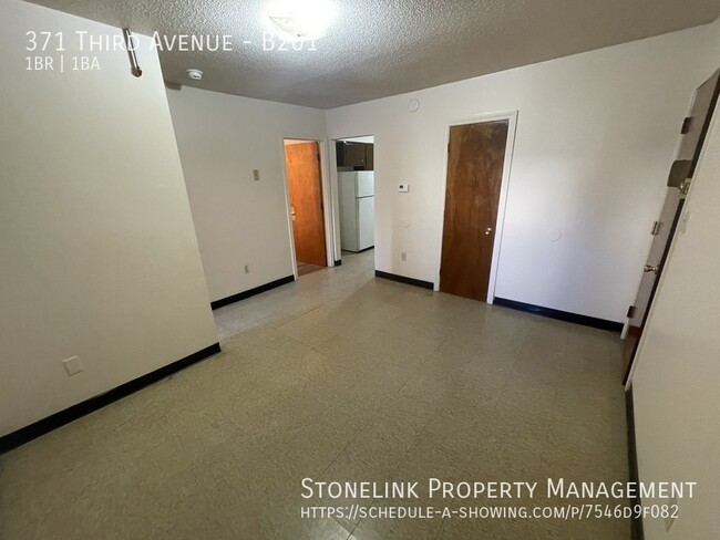 Building Photo - 371 Third Avenue