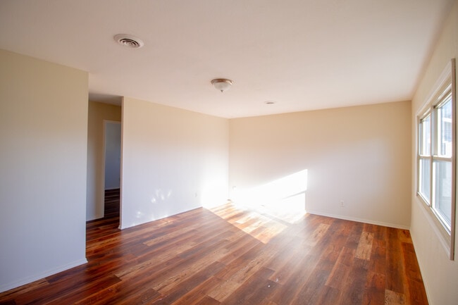 Building Photo - 530 W Northgate Pkwy