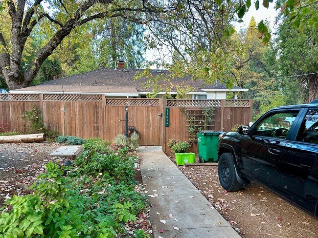 Foto del edificio - 2 Bedroom, 1 Bathroom Upstairs Duplex in G...