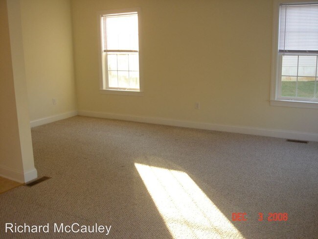 Building Photo - 264 Maple Ct