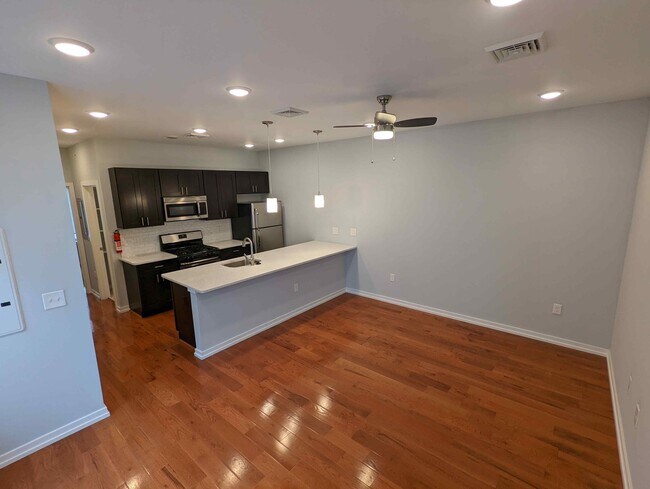 Foto del edificio - 1 Bedroom 1 Bathroom Apartment In Universi...