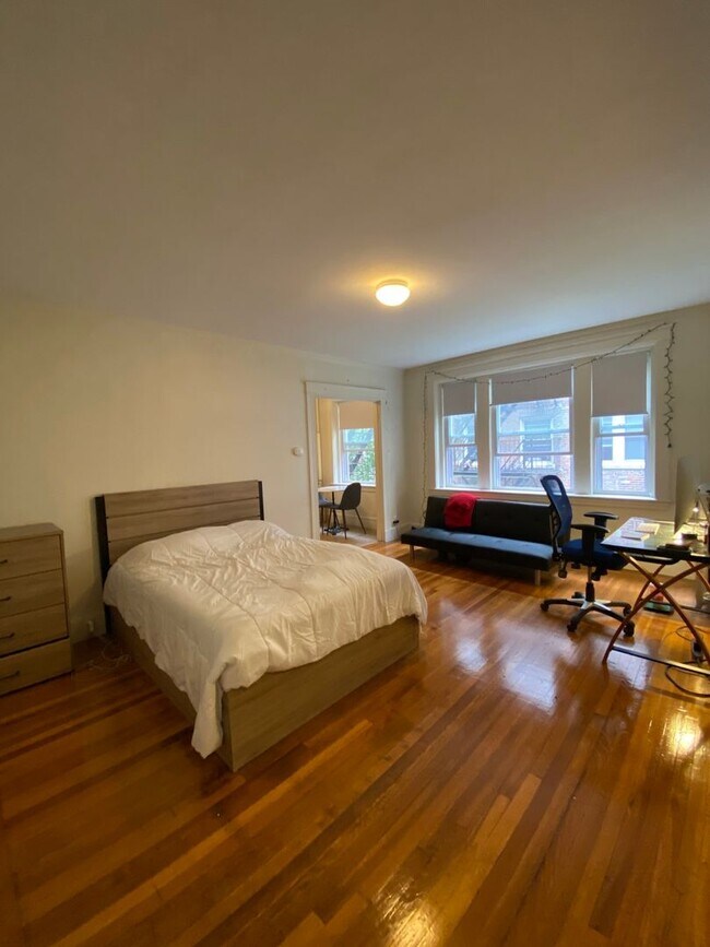 Building Photo - 7/1 No Fee! Spacious Studio in elevator building, low move in cost!