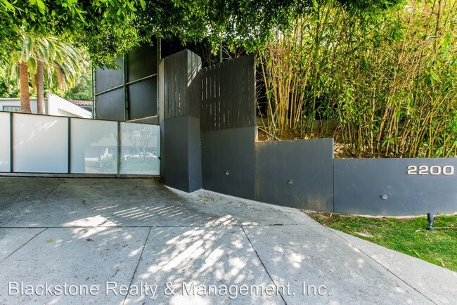 Foto del edificio - 2200 Coldwater Canyon Dr