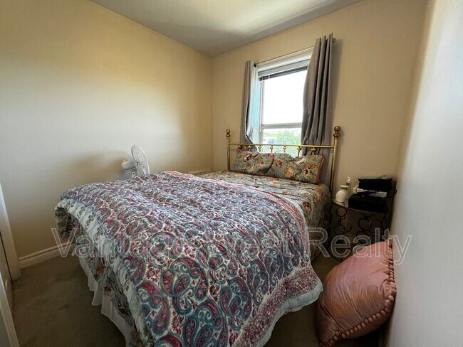 Photo du bâtiment - 402-598 Sutherland Ave