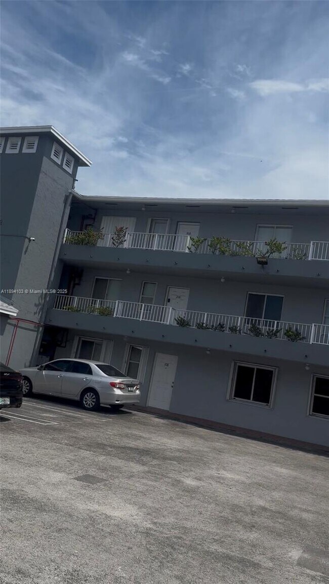 Foto del edificio - 1852 SW 7th St