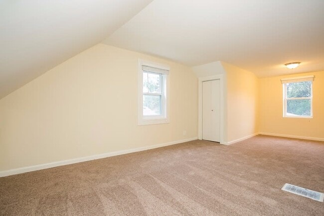 Building Photo - 302 Maple Ln