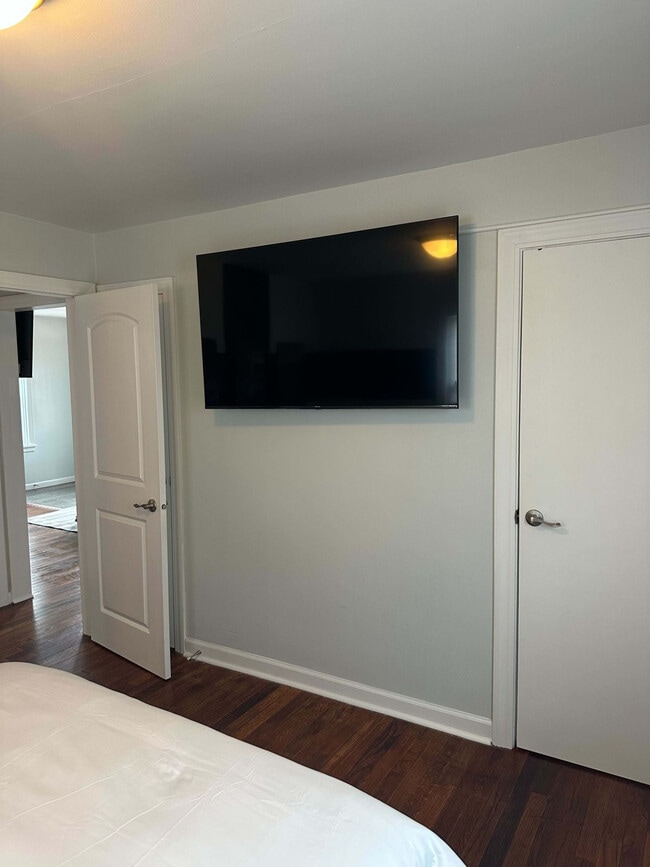 Building Photo - 272 Hoefgen St