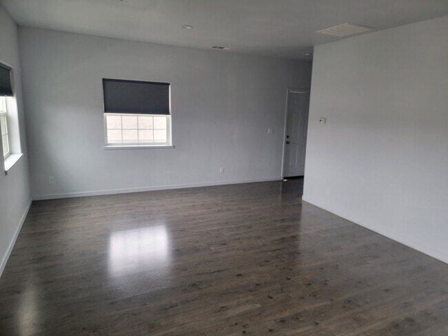 Building Photo - 15 Walker Ln