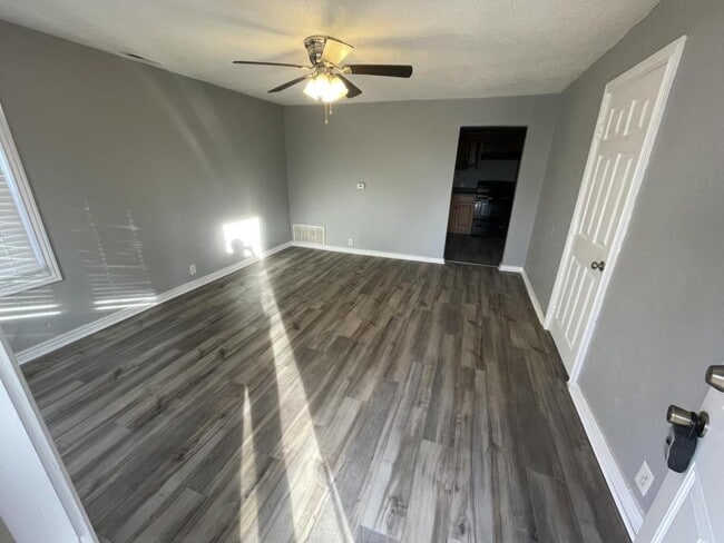 Building Photo - 821 New Hampshire Ave