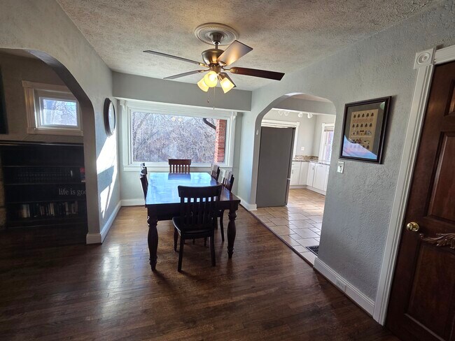 Comedor con vista a ventanal - 316 S 82nd St