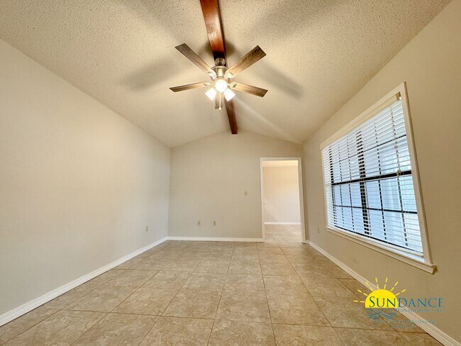Building Photo - Lovely 3 Bedroom Home in Crestview!