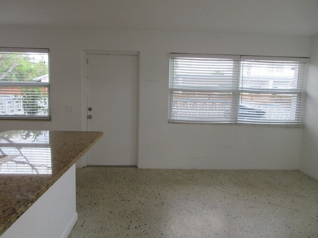 Building Photo - 1238 17th Ave N