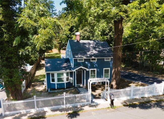 Building Photo - 389 Main Rd