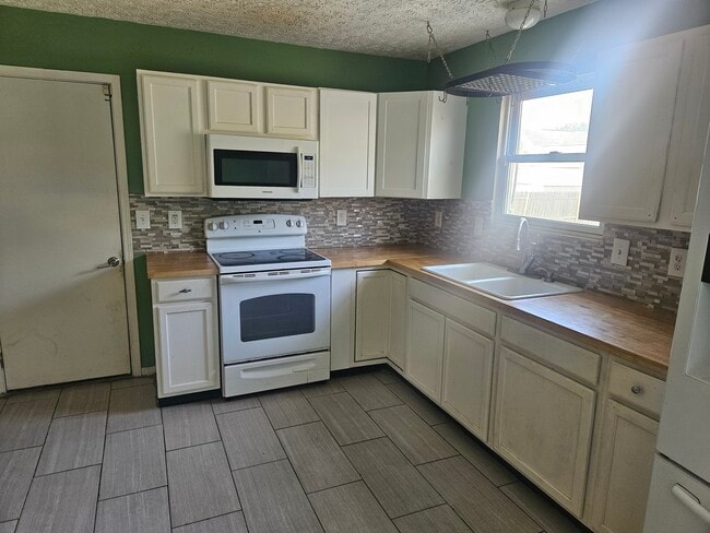 Kitchen area - 1606 Metcalfe Ave