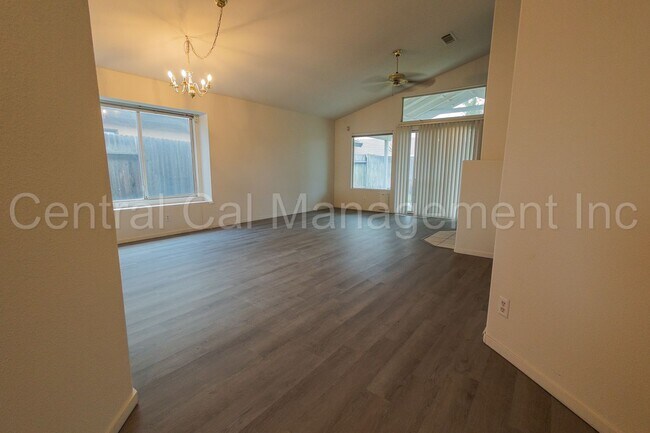 Foto del edificio - 3 Bedroom/2 Bath Home in RiverLakes - $225...