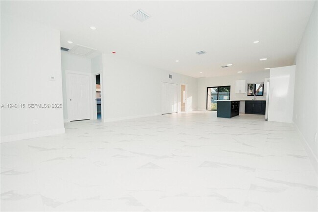 Foto del edificio - 820 Dr B J McCormick Ave