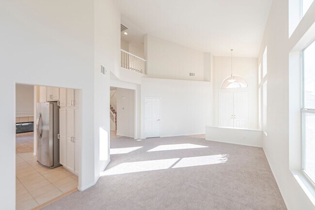 Building Photo - Beautiful 2-story single family home.