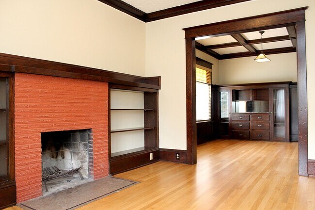 Building Photo - 2909-2909 NE 9th Ave