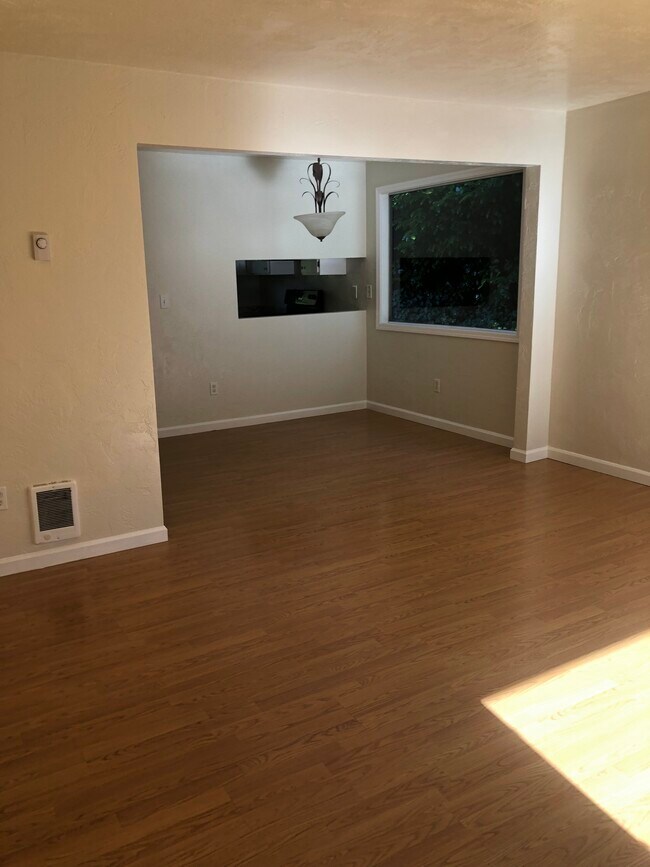 Building Photo - 609 Crestview Dr