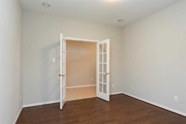 Building Photo - 7218 Lyndhurst Village Ln