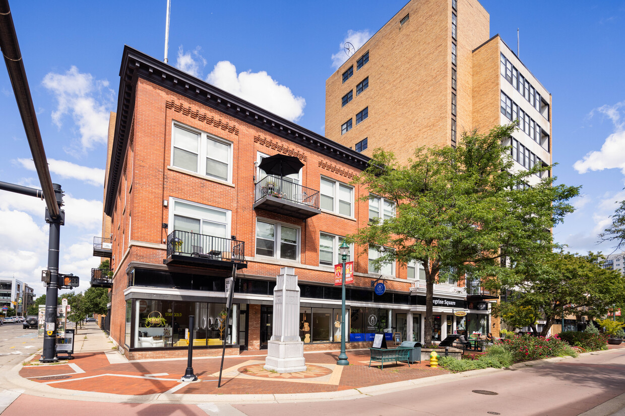Exterior cuadrado - Peregrine Square