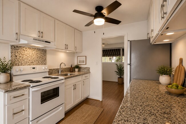 Foto del edificio - Charming Pualei Circle 1BR Condo with Parking, Pool & Utilities Included