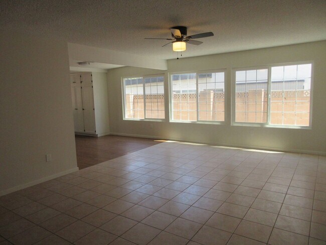 Foto del edificio - Duggan Property Management, Inc presents, Gorgeous home in Porter Ranch On Braemore Rd.