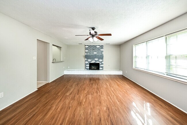 Building Photo - 10719 Idlebrook Dr