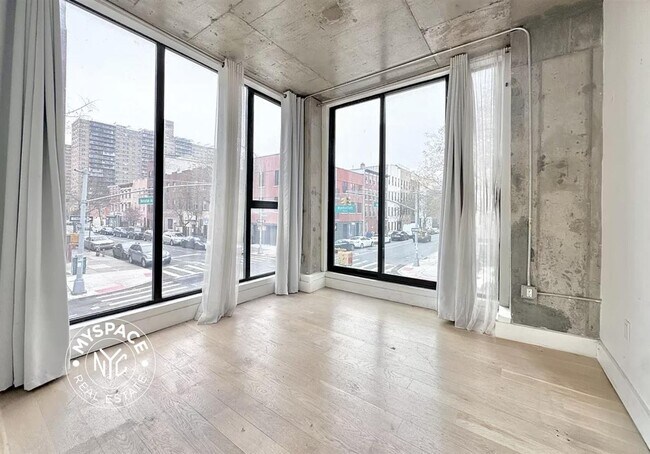 Foto del edificio - 152 Manhattan Ave