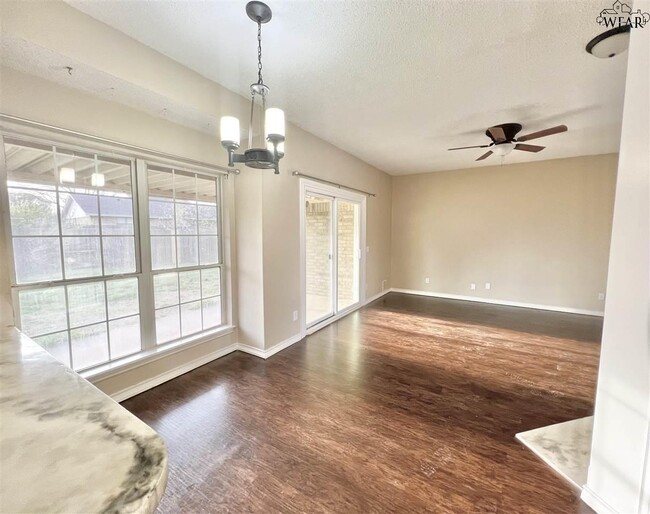 Building Photo - 5215 Northview Dr
