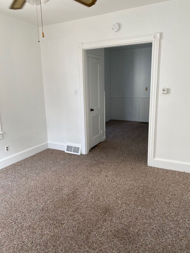 Building Photo - 2 Bedroom, 1 Bath House