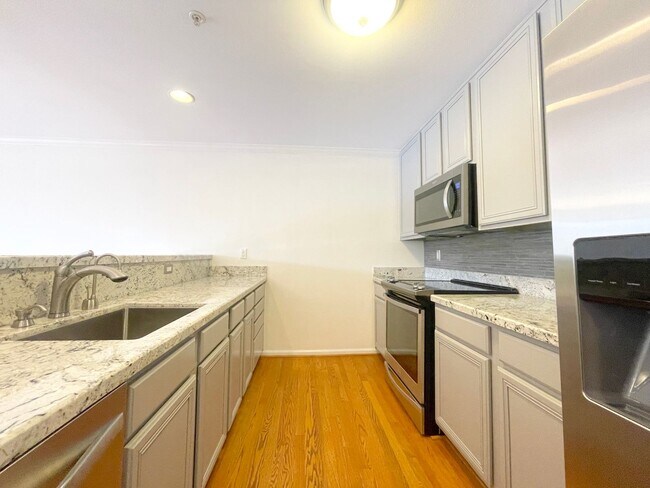 Building Photo - Twin Peaks: Spacious 1 Bed 1 Bath with Gar...