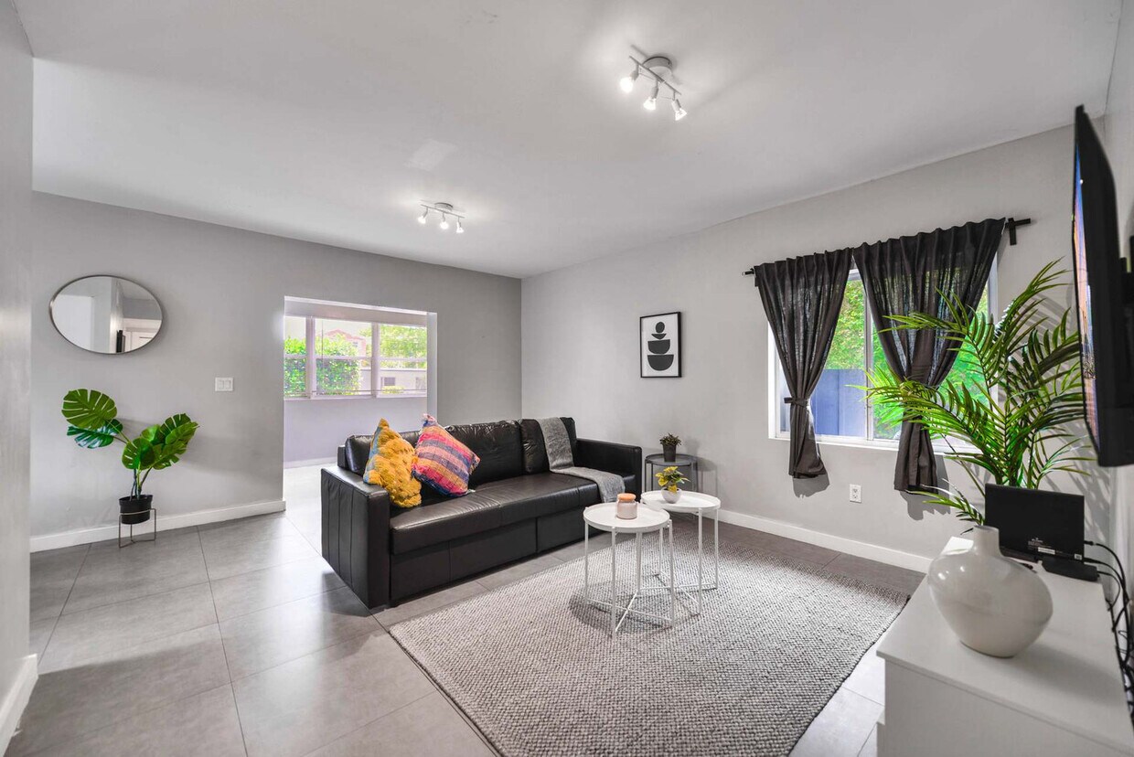 Foto principal - 437 NE 69th St
