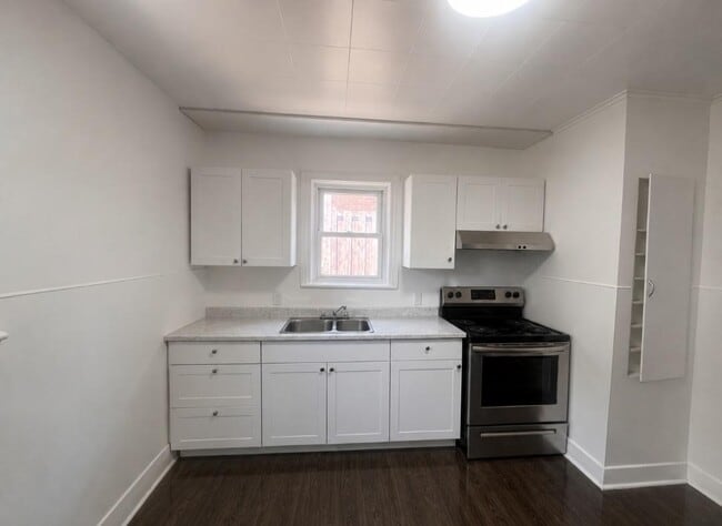 Building Photo - Stylish 3 Bedroom House for Rent –  $2,299/month (plus utilities)