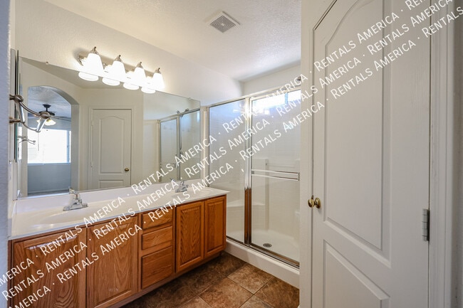 Building Photo - 14300 W Weldon Ave