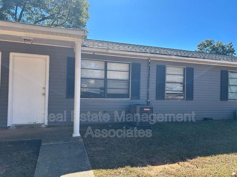 Foto principal - 210 E Chappell St