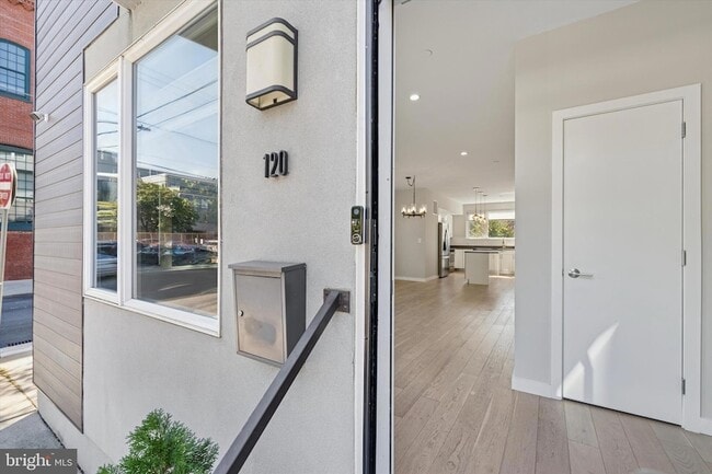 Photo - 120 W Oxford St Townhome