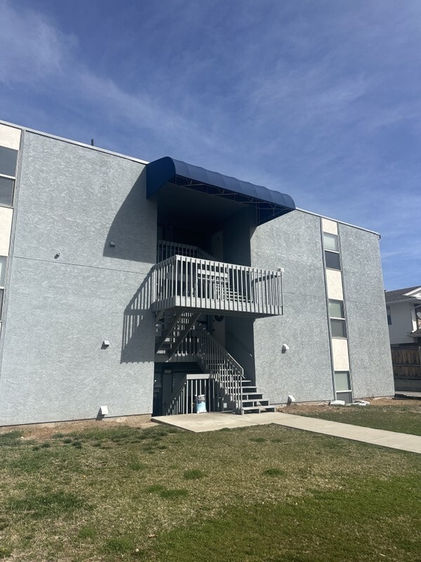 Building Photo - 1583 E Stratford Ave