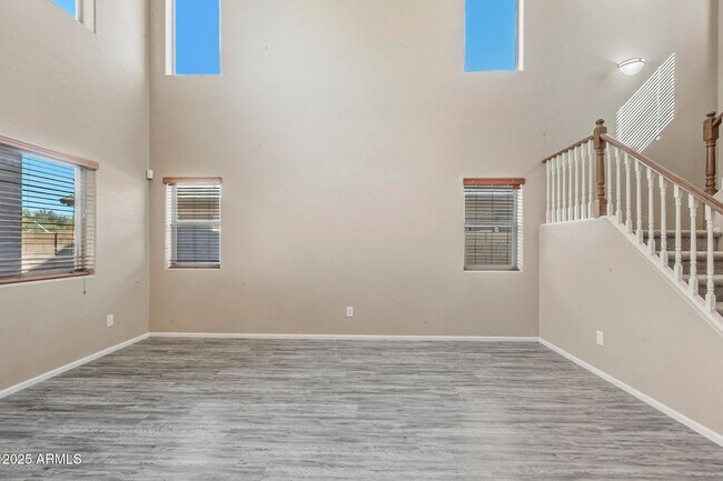 Building Photo - 1090 E Taylor Trail