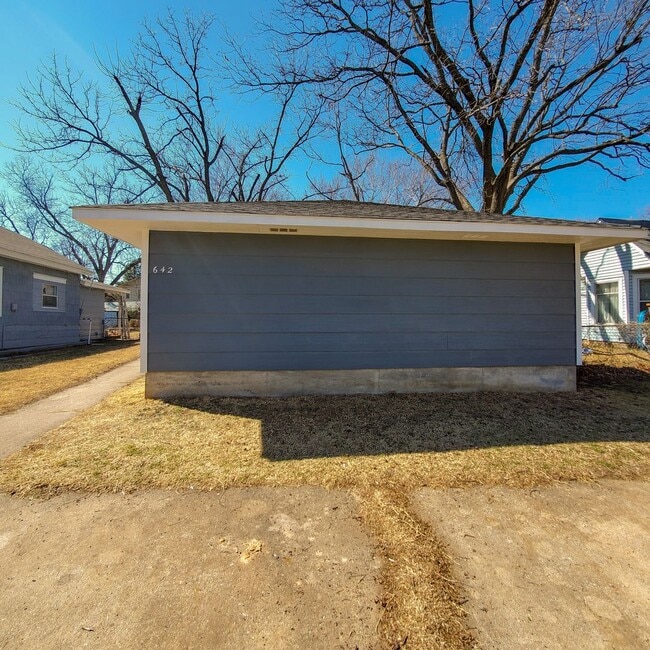 Building Photo - 642 N Beard Ave