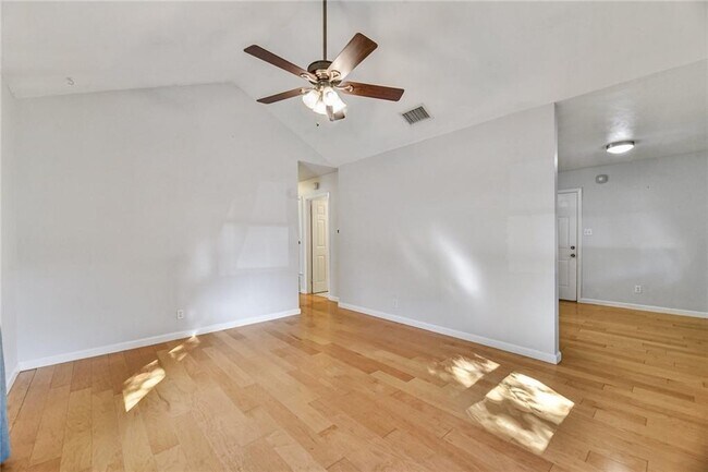 Foto del edificio - 5804 Cedardale Dr