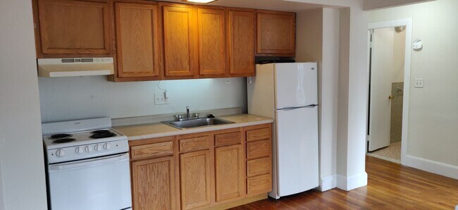 Foto del edificio - No Brokers Fee, No Security Deposit, Heat and Hot Water Included, Elevator, Laundry