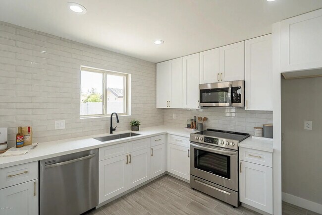 Photo - 707 E Yale Dr House