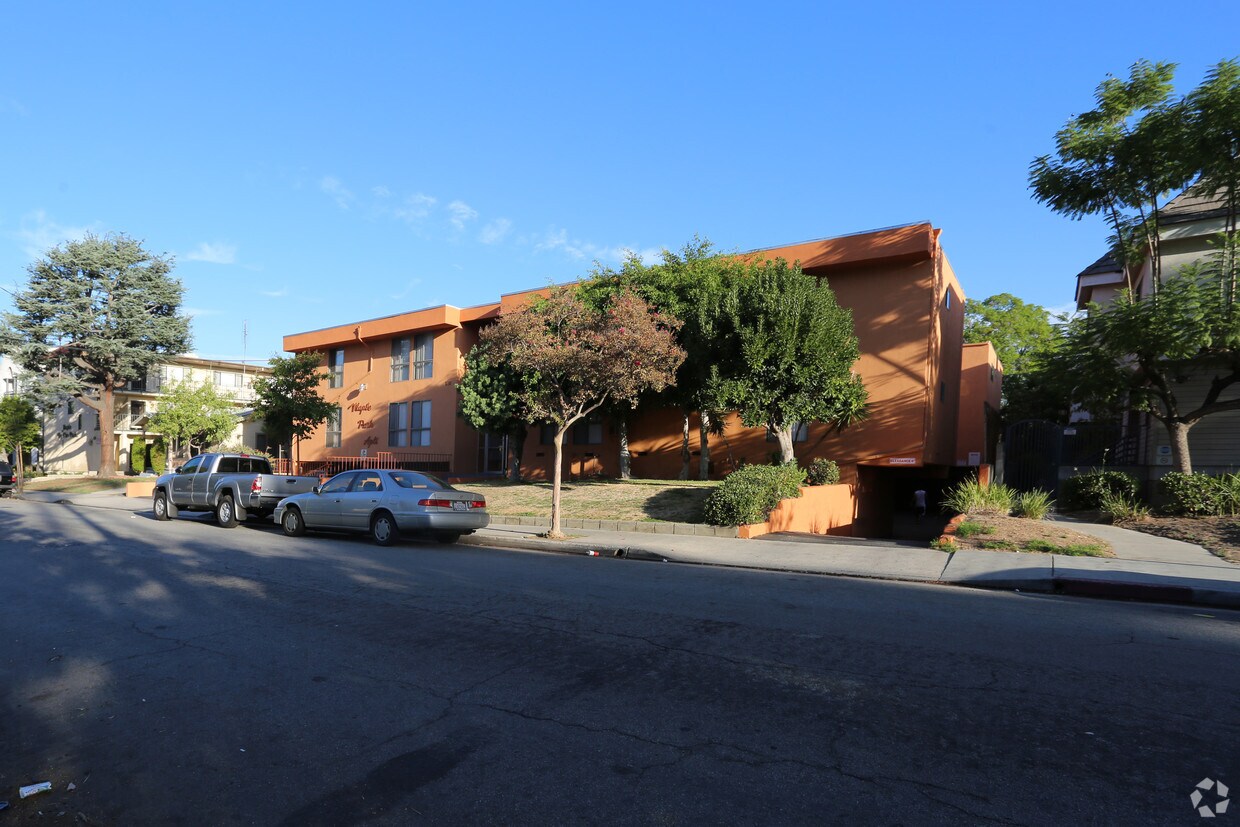 Building Photo - 815 E Maple St